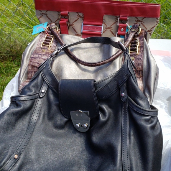 Lots of purses - Picture 3 of 6